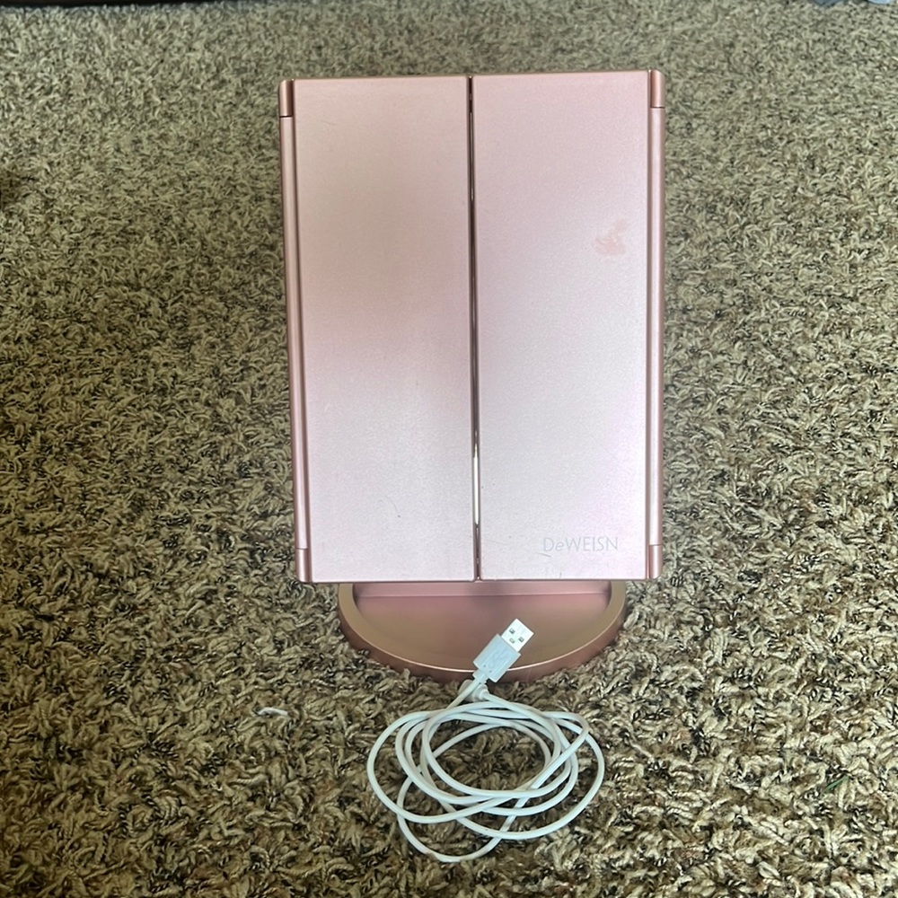 Light up vanity mirror. Lights do work. Comes with cord. 4 different mirrors.